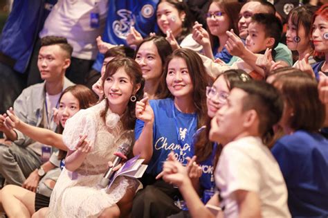 Hot girl Chelsea đẹp như nàng thơ mê mẩn các anh chàng quần đùi áo số