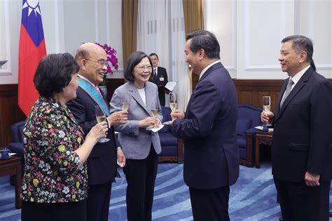 頒授蘇貞昌「一等卿雲勳章」 蔡英文讚「關鍵時刻扛起壓力」促台灣邁步 政治焦點 太報 Taisounds