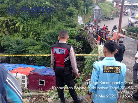 Bus Rombongan Ziarah Masuk Jurang Guci Tegal MDMC Respon Cepat Bantu