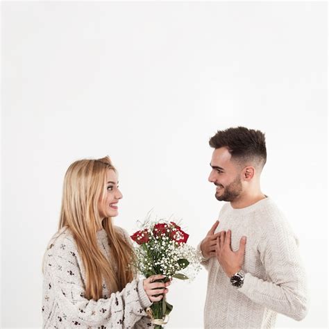 Femme Donnant Des Fleurs à L homme Photo Gratuite