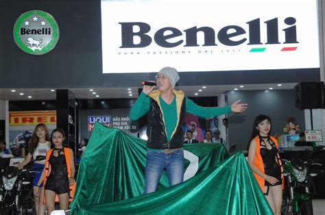 Chùm ảnh mẫu Tây khoe sắc bên xe Benelli TNT Naked T 135 và Tornado 302 2banh vn