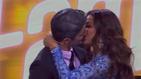 Watch La Casa De Los Famosos Highlight El Premio Al Mejor Beso De La