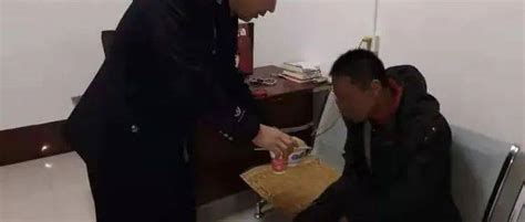 【我为群众办实事】男子醉酒睡路旁 民警救助把家归南里巡逻家属