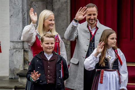 Photo Le Prince Haakon La Princesse Mette Marit Leurs Enfants Le