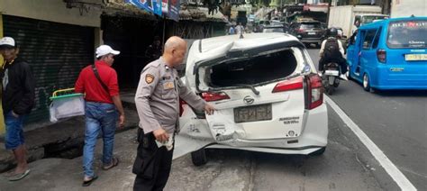 Kecelakaan Kendaraan Di Puncak Bogor Truk Hilang Kendali Tabrak Mobil