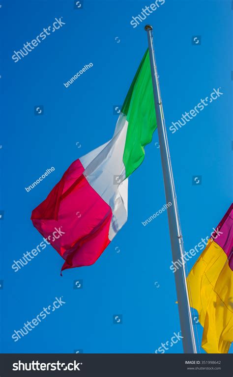 Italian Flag Stock Photo 351998642 Shutterstock