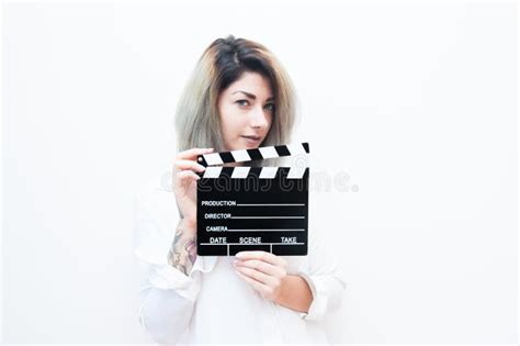 Femme Blonde De Jeunes Yeux Bleus Avec Le Clapet De Film Image Stock Image Du Actrice
