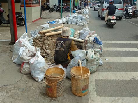 Memprihatinkan Kondisi Galian Kabel Pln Di Jalan Raya Sentiong Banyak