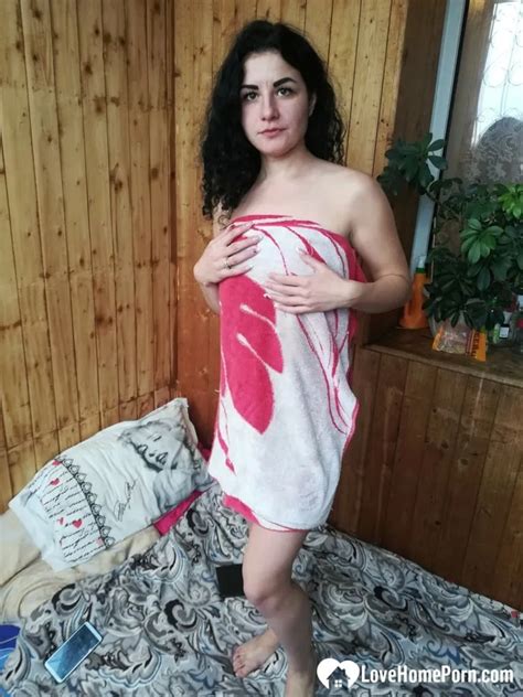 Hottie Removes Her Towel And Shows Tits Nude Pics XHamster
