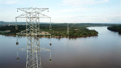 Pln Bangun Tower Sutt Sanggau Sekadau Melintasi Sungai Kapuas Dunia