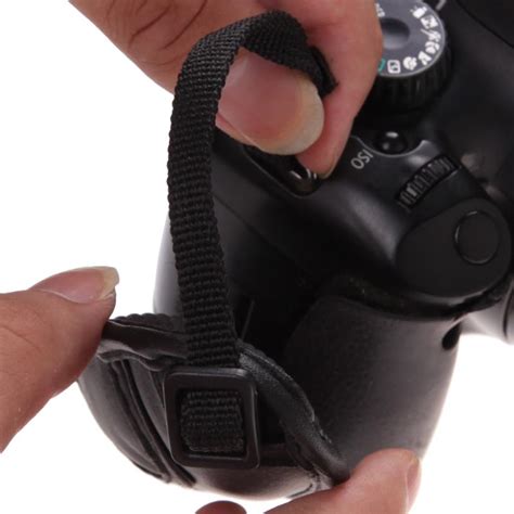 Как одеть ремешок на фотоаппарат canon: Как закрепить ремень на ...