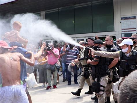 Guarda Flagrado Espirrando Spray De Pimenta Em Crian A Veja Imagem