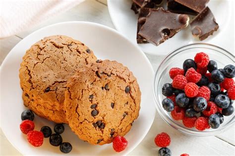 Galletas De Avena Con Chocolate Y Bayas En Blanco Galletas De Avena Con