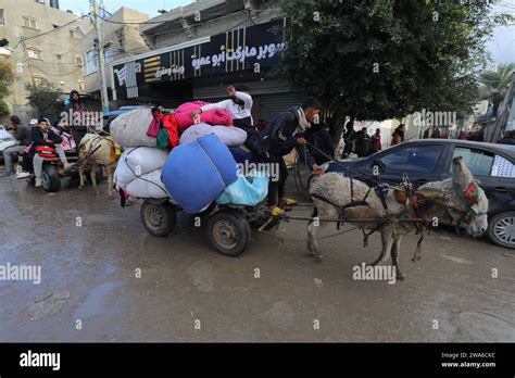 Gazans Living In Some Neighborhoods In Nusairat Move To The Southern