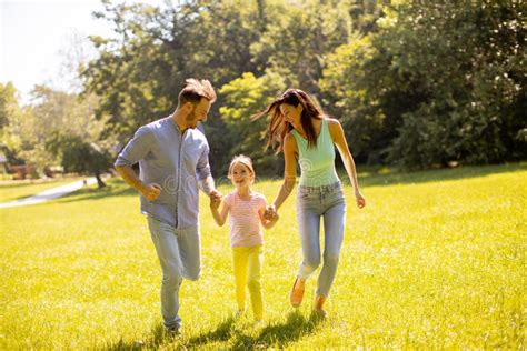 Feliz Familia Joven Con Linda Hija Pequeña Divirtiéndose En El Parque