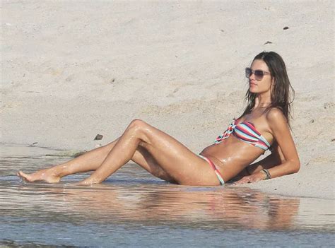 Photos Alessandra Ambrosio détente en bikini sous le soleil de Saint Barthélemy Public