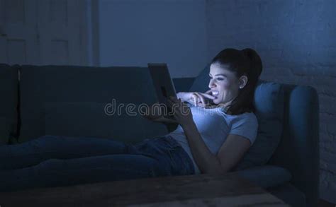 Mujer Latina Feliz Y Relajada Hermosa Joven s Que Miente En El Sofá Casero De última Hora