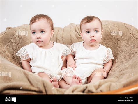 Zwei entzückende Baby Zwillingsmädchen Niedliche eineiige Zwillinge im