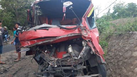 Diduga Rem Blong Sebuah Truck Bermuatan Pasir Di Lombok Tengah Tabrak