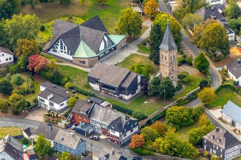 Wilnsdorf von oben Kirchenturm am Kirchengebäude der Sankt Martin