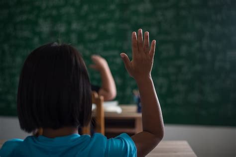 Free Photo | Kid raising his hand in classroom