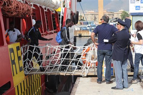 Migranti In 1 300 Sbarcati In Sicilia Sono Approdati Tra Palermo E