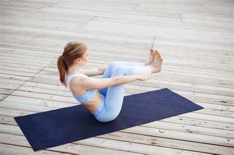 Jeune belle fille blonde pratiquer le yoga à l extérieur Photo Gratuite