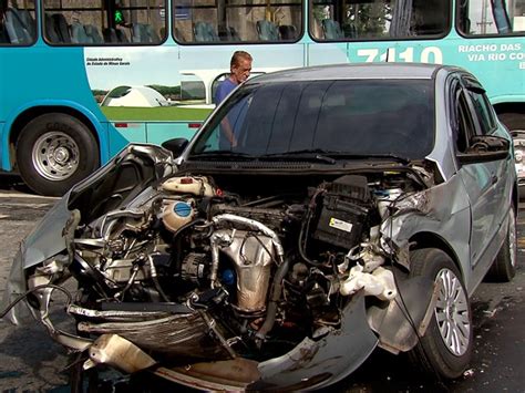 G1 BH 10h batida envolvendo ônibus carro e caminhão fere mais de