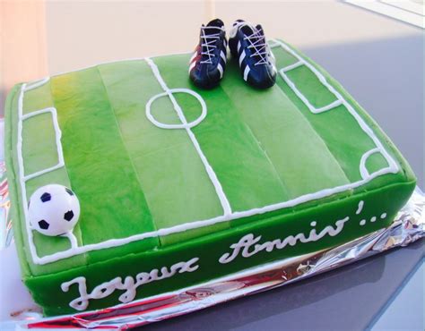 Gâteau terrain de foot en pâte à sucre Heureux anniversaire