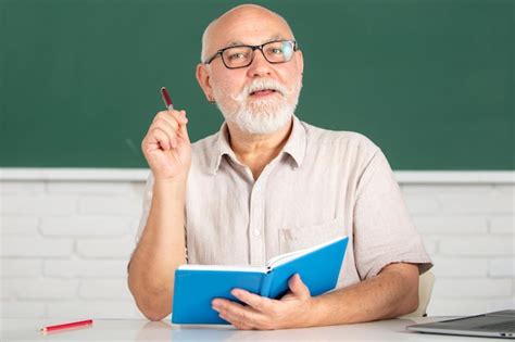 Portrait D un Enseignant Mature Ou D un Professeur Tuteur Travaillant à Table Au Collège Ou Au