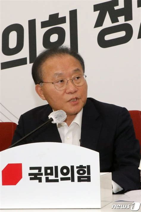 취재진 질문 답하는 윤재옥 국민의힘 원내대표 네이트 뉴스