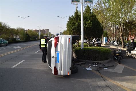 误把油门当刹车，小轿车垂直侧翻马路边