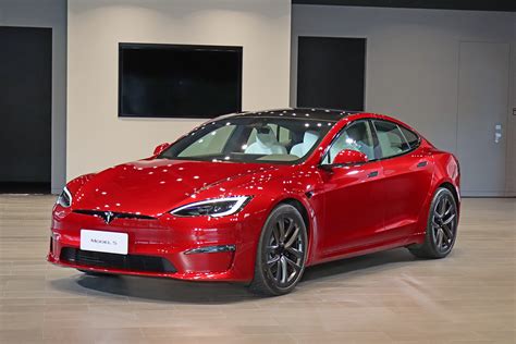 Tesla Model S「ultra Red 烈焰紅」台灣首度亮相、搭配 Yoke 方向盤30499萬起！ Carstuff 人車事