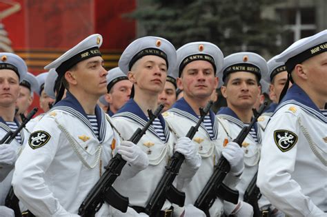 Как в форме моряков появилась тельняшка, и почему она полосатая