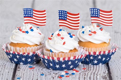 Patriotic 4th Of July Cupcakes With American Flags — Stock Photo