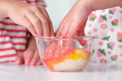 Los Niños Están Aprendiendo Y Haciendo Experimentos Científicos En El