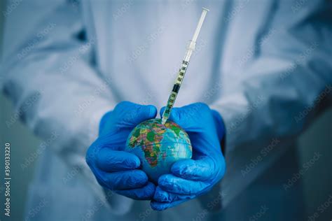 Doctor Man Vaccinating The World Stock Foto Adobe Stock