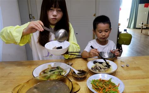 分享我家午餐菜谱：清蒸鸡、排骨菌菇汤、莴笋炒胡萝卜、清炒白菜哔哩哔哩bilibili