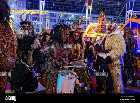 Bestien Und Hexen Am Flughafen A M Nchen Der Perchtenlauf Von Den