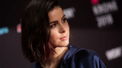 Lena Meyer Landrut Meldet Sich Nach Monatelanger Funkstille Mit Emoji