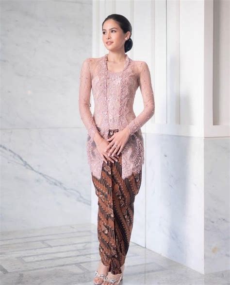 Pin By Nur Azizah On Indonesia Grils Kebaya Simple Kebaya Dress