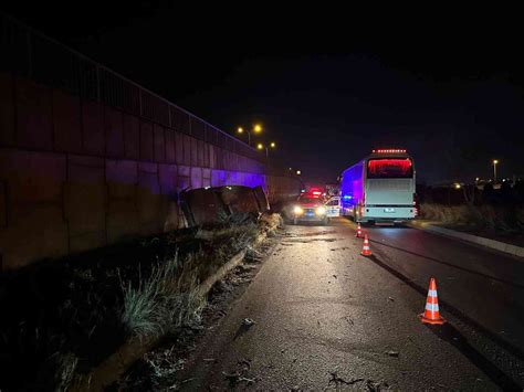 Takla atan otomobil köprü duvarına çarptı 1 ölü