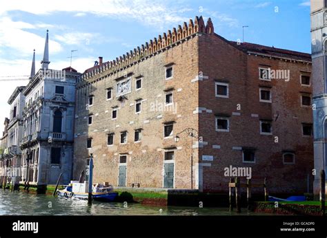 Venice italy palazzo belloni battagia hi-res stock photography and ...