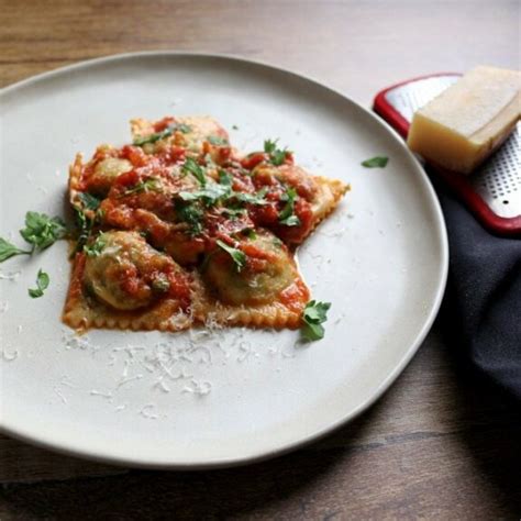 Spinazie Ricotta Ravioli In Tomatensaus Vers Van Lau