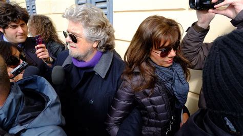 La Moglie Di Beppe Grillo Replica A Boschi E Difende Il Figlio Il