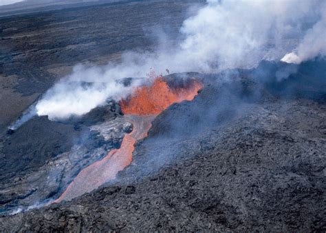 Mauna Loa volcano sets off warning signals in Hawaii - ABC News