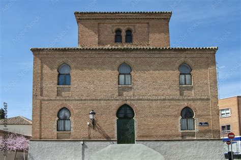 Fachada mudéjar fachada mudéjar de ladrillo con puerta y ventanas con