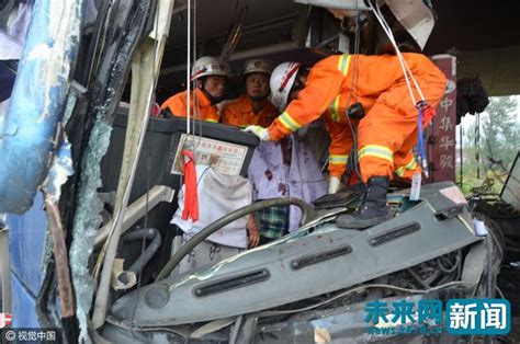 陝西榆林：客車與半掛車相撞 20多名乘客受傷司機身亡 每日頭條