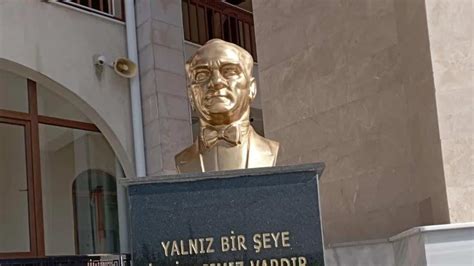 Okulumuz Atatürk Büstünü ve yazısının boyayarak güzelleştiren Görsel