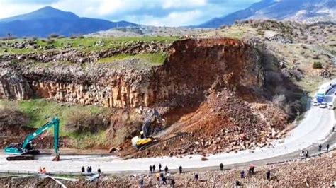 Bitlis Baykan Karayolunda Meydana Gelen Heyelan Nedeniyle Trafik